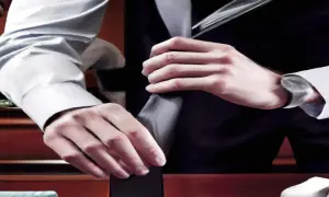 Jak skrócić krawat w domu – prosty sposób bez ryzyka zniszczenia