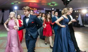 Co ubrać na półmetek? Odkryj eleganckie i wygodne stylizacje