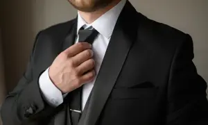 Czy warto nosić spinkę do krawata? Zasady, błędy i kiedy jej unikać