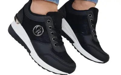 Buty sportowe na koturnie – co to za obuwie i jak je nosić?