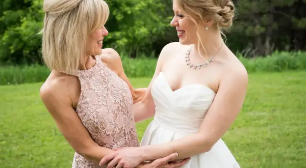 Jak wybrać idealną suknię dla mamy pana młodego – modne i eleganckie propozycje
