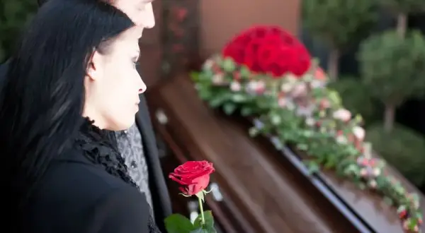 Co ubrać na pogrzebie, aby okazać szacunek i nie popełnić błędu